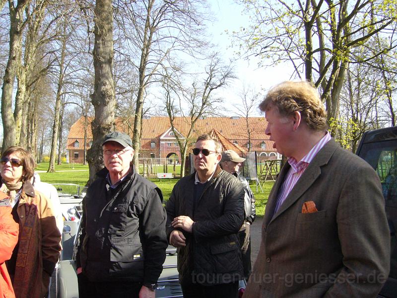 P1080166.JPG - Graf zu Rantzau erzählt uns die Geschichte des Gutes