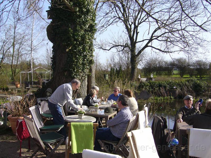 P1080181.JPG - Kaffeepause im Ehrgarten